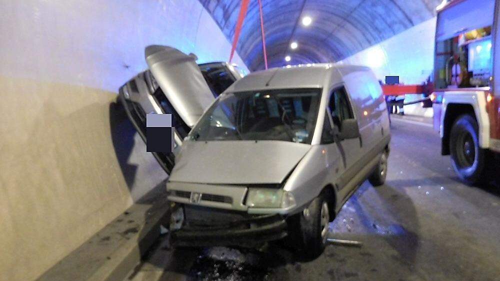 Ein Fahrzeug wurde von einem zweiten an die Tunnelwand gedrückt