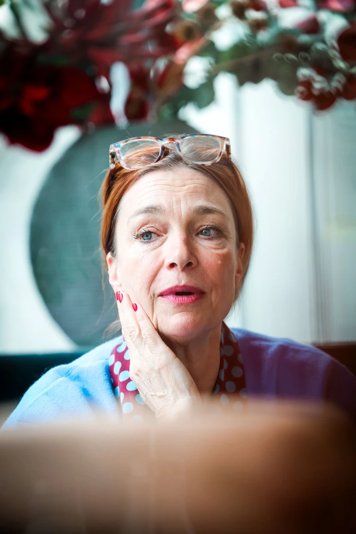 Die Schauspielerin Aglaia Szyszkowitz blickt nachdenklich in die Ferne