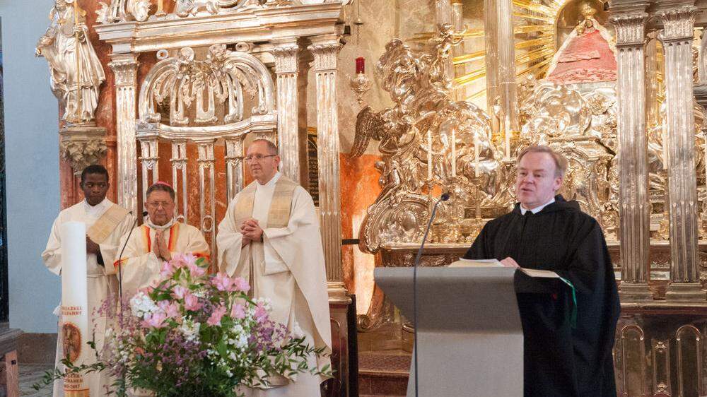 Superior Staberl begrüßte Erzbischof Sleiman (hinten mitten), der mit Missio-Chef Pater Karl Wallner (rechts) nach Mariazell kam
