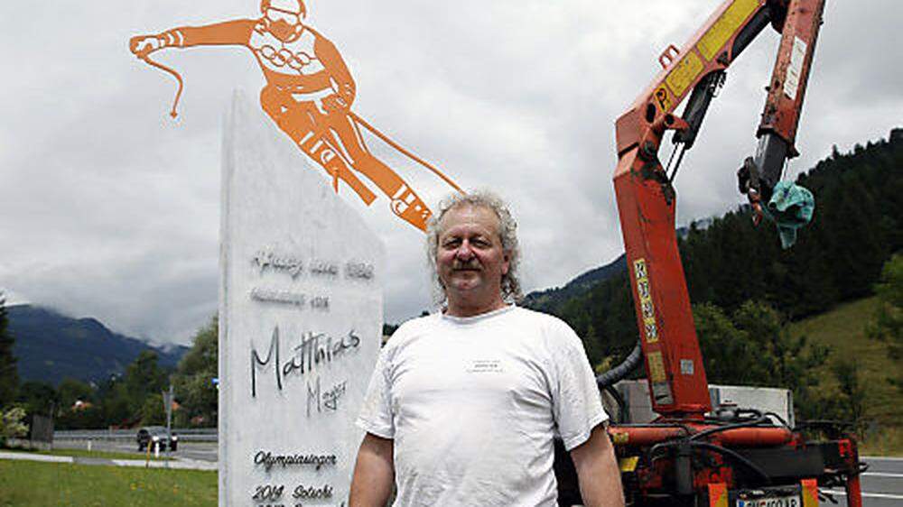 Künstler Andres Klimbacher hat das Denkmal am Dienstag selbst in Afritz angebracht