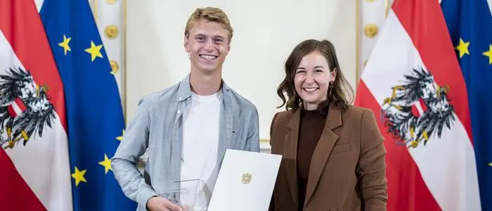 Bundesministerin Claudia Bauer (ÖVP) gratulierte Leo Gugatschka, der steirischer „Zivildiener des Jahres“ wurde