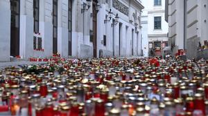 Nach dem Anschlag in Wien: ein Kerzen- und Blumenmeer an einem der Tatorte in der Seitenstettengasse in der Wiener Innenstadt.