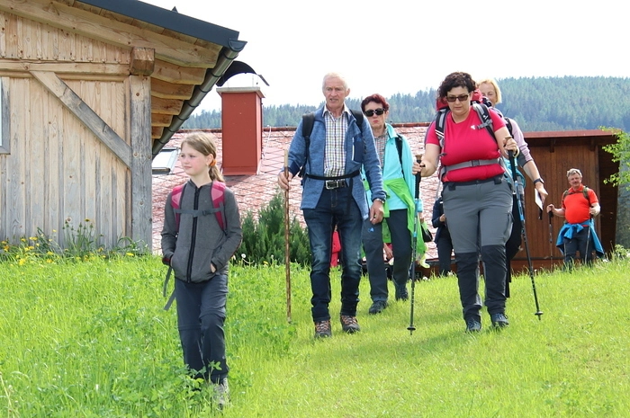 Wir waren dabei, als am Christi Himmelfahrtstag die gezählten 97 Fuß-Wallfahrer in Hirschegg mit Fahne, Musik und Böllerschüssen begrüßt wurden. Dazu gesellten sich noch zahlreiche Lavanttaler, die mit dem Auto nach Hirschegg gekommen waren.