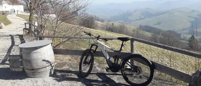 Ein weißes E-Bike