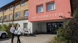 Brigitte Kresse und Heide Pichler-Herritsch vor dem Mitarbeiterhaus des Schlosshotels Velden