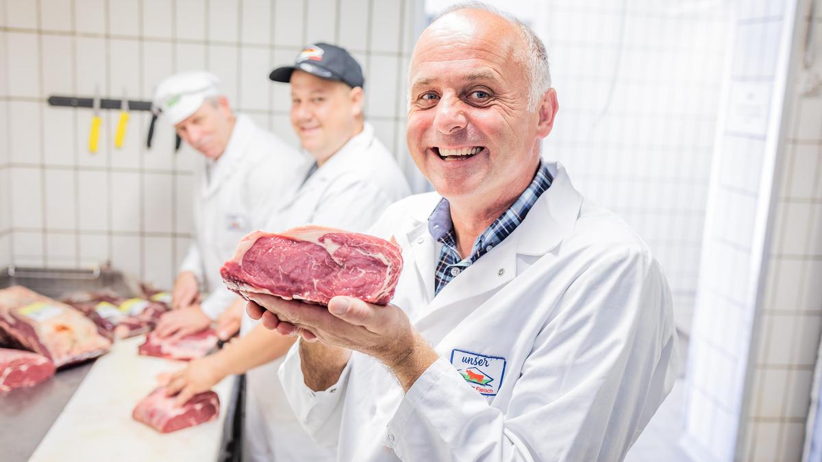 Bernhard Dolzer im Schlachthof Klagenfurt, im Hintergrund seine Mitarbeiter Fritz Dovjak und Willi Klatzer