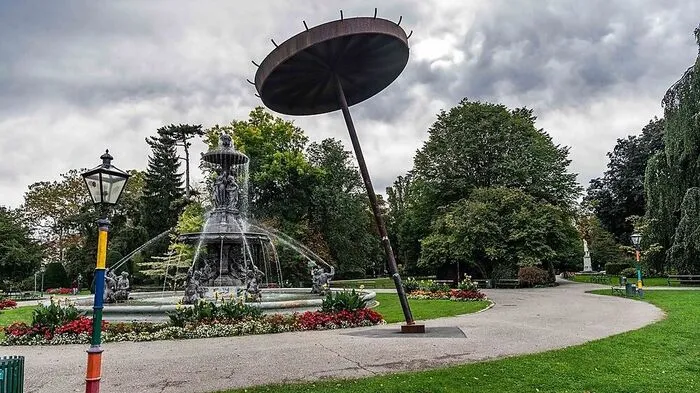 Das Brunnenwerk vulgo "Rostiger Nagel" sorgte 1985 für Empörung, Vandalen haben sogar versucht, ihn umzusägen. Das Kunstprojekt von Serge Spitzer blieb aber standhaft - und steht heute noch. Ursprünglich hätte es nach einem Jahr abmontiert werden sollen.