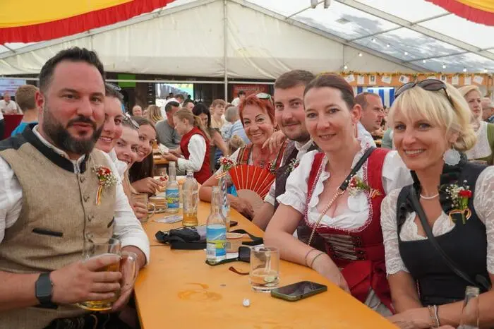 Im Festzelt feierten die Besucher mit Musik der Trachtenkapelle Seeboden und der Band „Elchos“