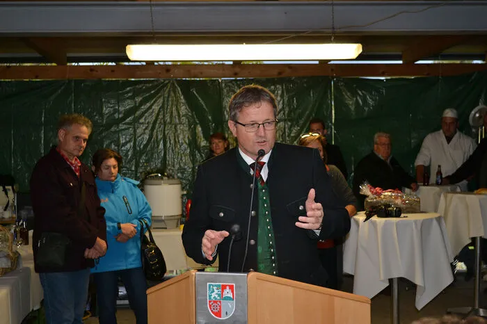 Im Festzelt empfingen der Wieser Bürgermeister Josef Waltl und der Ortsteilbürgermeister von Limburg, August Nußmüller, Ehrengast Landesrat Johann Seitinger sowie zahlreiche Gäste aus der Bevölkerung.