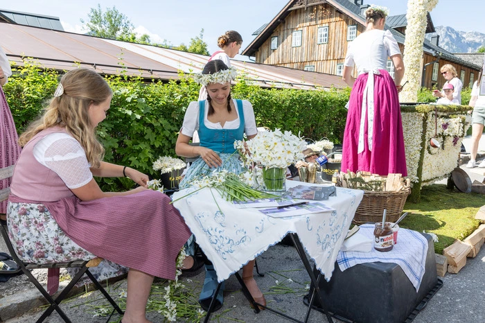 Beim Fest werden aus übrig gebliebenen Narzissen Blumenkränze
