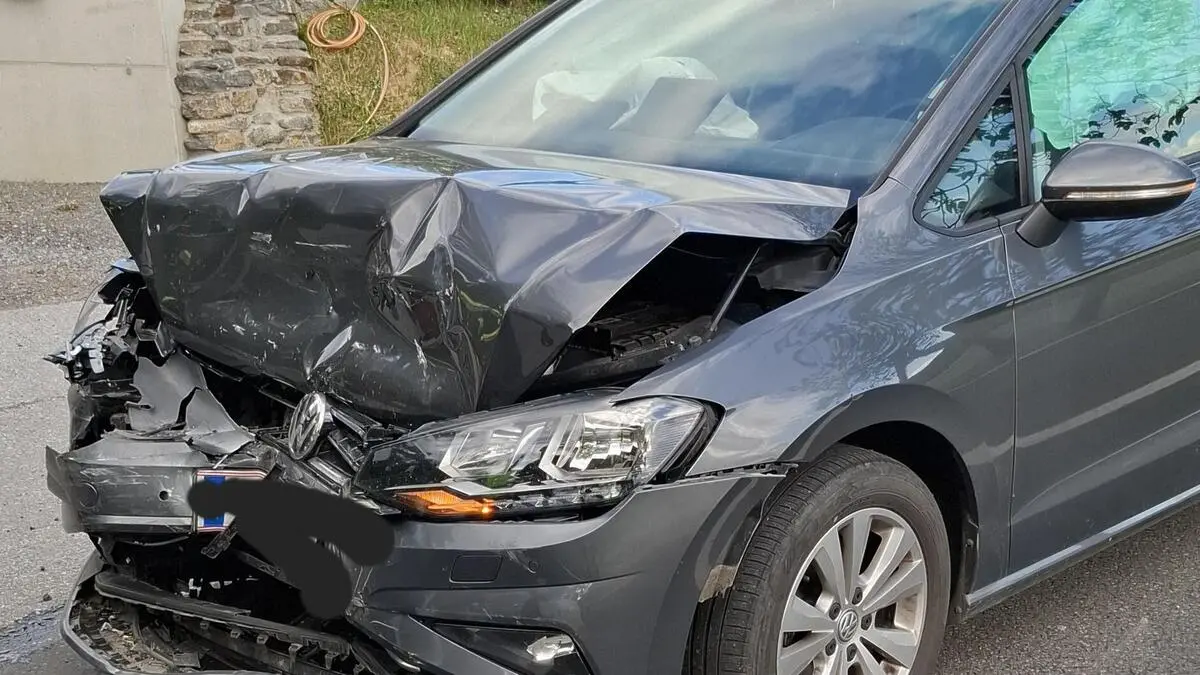 Zwei Pkw kollidierten frontal, ein nachkommendes Auto prallte in das Unfallgeschehen