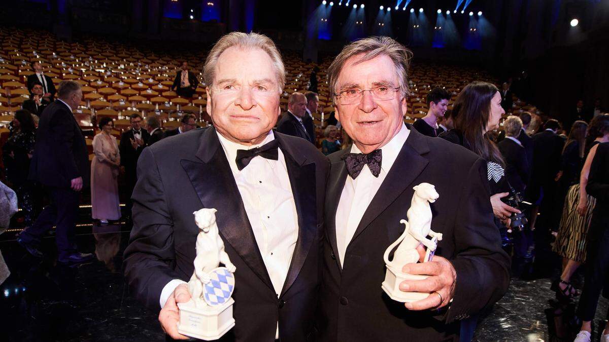 Fritz Wepper mit Bruder Elmar Wepper beim Schlussbild im Saal nach der Verleihung des Bayerischen Fernsehpreises im Prinzregententheater in München