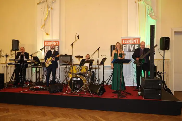 Für eine Überraschung sorgte die Band „Element Five“ mit dem Auftritt der Sängerin Birgit Tuscher