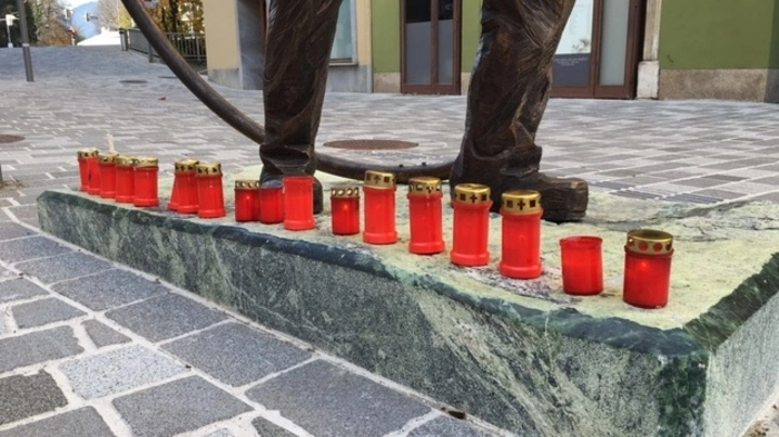 Dutzende Kerzen wurden am Dienstagabend am Hans-Gasser-Platz in Villach aufgestellt, um den Verstorbenen, deren Grabsteine am Platz verlegt wurden, zu gedenken.