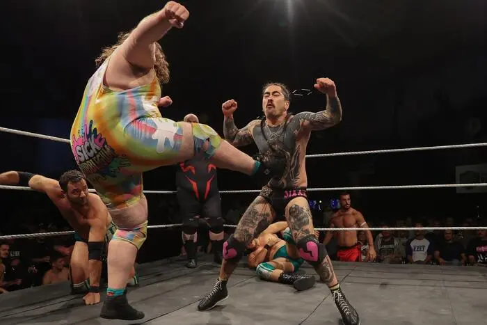 Als Erstes zogen Sick Bubblegum & Tamatou in den Ring, gefolgt von 5 weiteren Teams aus Österreich, Deutschland und Kroatien. Im Foto attackiert Sick Bubblegum Alex Sixx.
