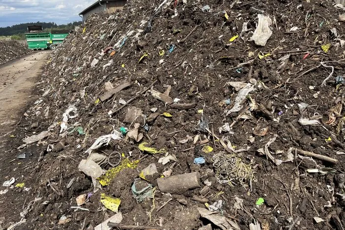 Während des Verrottungsprozesses wird ein natürlicher Verbrennungsprozess in Gang gesetzt. Im Zentrum der Mieten hat es zu Beginn bis zu 70 Grad. Organische Verbindungen werden so abgebaut und hygienisiert