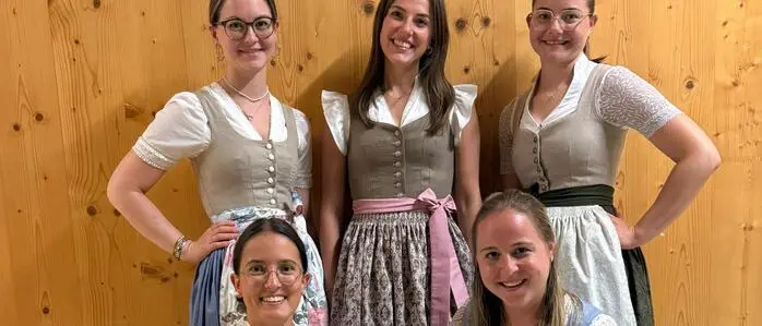 Beim Dirndlnähkurs wurde Neues geschaffen, beim Flohmarkt wechseln nun ältere Stücke die Besitzer