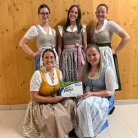 Beim Dirndlnähkurs wurde Neues geschaffen, beim Flohmarkt wechseln nun ältere Stücke die Besitzer