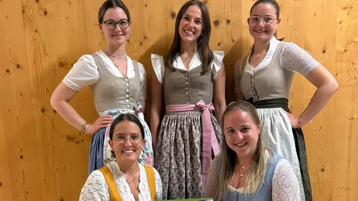 Beim Dirndlnähkurs wurde Neues geschaffen, beim Flohmarkt wechseln nun ältere Stücke die Besitzer