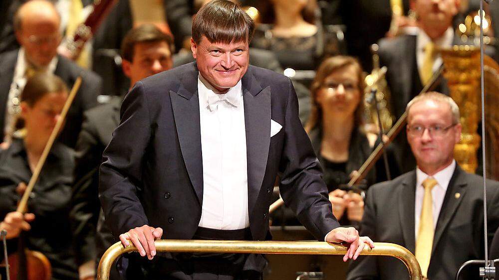 Dirigent Christian Thielemann steht vor dem Orchester der Sächsischen Staatskapelle