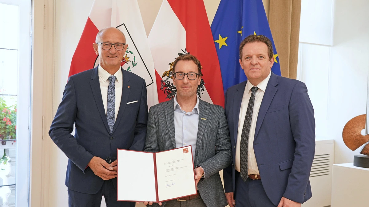 Landeshauptmann Anton Mattle, der neue Nationalpark-Direktor Florian Jurgeit und Naturschutzlandesrat René Zumtobel | Florian Jurgeit (Mitte) wurde von Landeshauptmann Anton Mattle (links) und im Beisein von Naturschutzlandesrat René Zumtobel zum neuen Direktor des Nationalparks bestellt