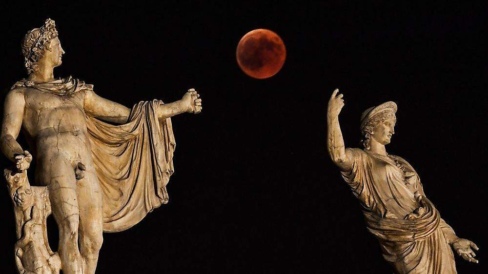 Blutmond wird das Himmelsschauspiel genannt, weil sich der Mond auch während der totalen Mondfinsternis nicht völlig verstecken, sondern rot erscheint
