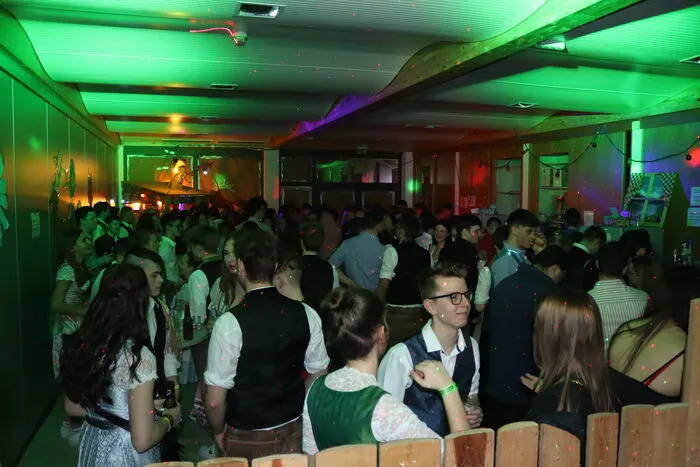 Klicken Sie sich durch die Bilder vom Ballsaal bis zur Disco.