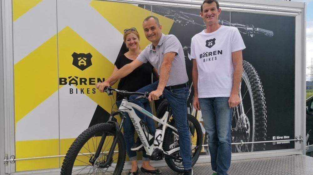 Glücklicher Gewinner des E-Bike:  Michael Wieneroither mit Begleitung und Hannes Hempel (Bärenbikes)