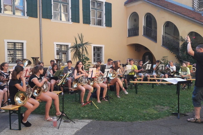 Für den reibungslosen Ablauf sorgte Bezirksjugendreferentstellvertreterin Kathrin Ully mit Team. Beim Abschlusskonzert gab es Standing Ovations für die jungen Musiker. 
