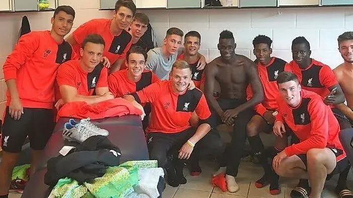 Balotelli mit dem Nachwuchs von Liverpool