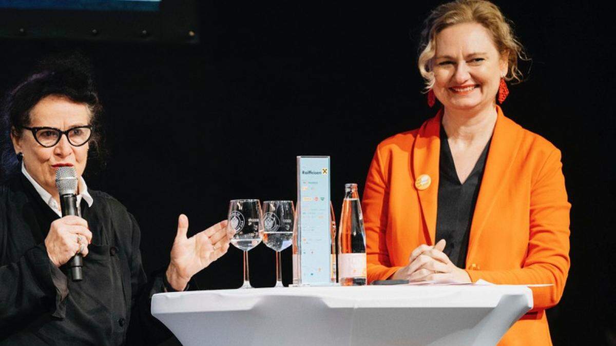 Leiterin Elisabeth Schweeger und die kaufmännische Leiterin Manuela Reichert bei der Abschluss-Pressekonferenz