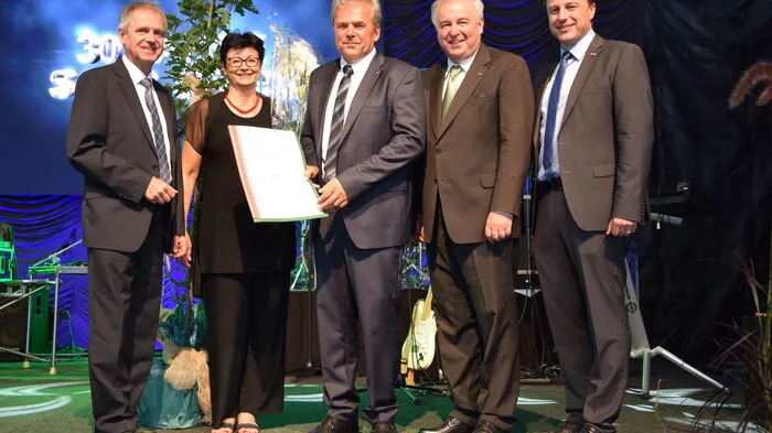 Günter Stangl, Regionalstellenobmann der Wirtschaftskammer Südoststeiermark, mit dem Ehepaar Saringer und Landeshauptmann Hermann Schützenhöfer sowie Thomas Heuberger, Regionalstellenleiter der Wirtschaftskammer.