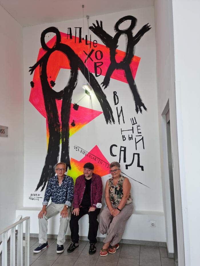Festivalleiter Norbert Lipp mit Peter Bankov (dessen Bild hier im Hintergrund zu sehen ist) und Christa Lorenz beim Urban Art Festival Styria 2021