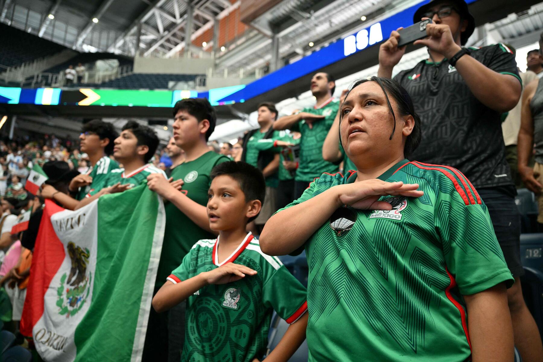 Fußball-WM: Warum singen bei der Hymne plötzlich 26 Fußballe