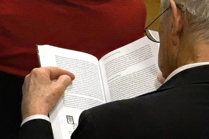 Das Buch macht auch vergessene Orte des Terrors des Nazi-Schreckensregimes sichtbar und geht den Spuren jüdischen Lebens vor 1938 nach.