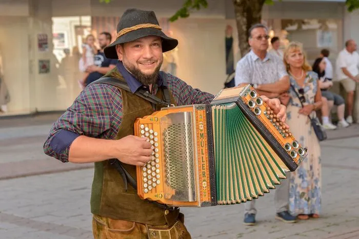 Im Museum im Lavanthaus gab es „Ein Abend mit dem Zauberwolf“ für Kinder und Sonja Bachhiesl brachte einen Vortrag über „Zauberei und Magie im Lavanttal“. In der Stadtgalerie zeigte man die Ausstellung von Gerlinde Mattausch & Sarah Godthart, musikalisch begleitet durch das Trio „Time Night Owls und der Galerie Berndt gab es die Ausstellung „70 Jahre Georg Brandner“ zu bestaunen. Container 25 in Hattendorf, Galerie Muh in Aichberg sowie das Privatmuseum in Theißenegg und die Ausstellung im Schloss Wolfsberg konnte ich aus Zeitmangel leider nicht in die beigeschlossene Fotogalerie einschließen