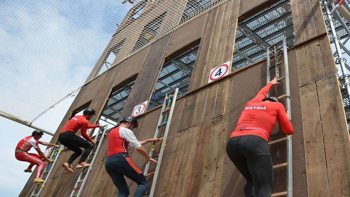 Binnen weniger Sekunden erklimmen die Sportler zwölf Meter hohe Wände, das entspricht dem 3. Stock