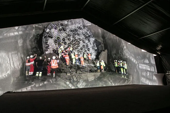In St. Paul im Lavanttal feierten Politik, Wirtschaft und zahlreiche Gäste am Freitag vor dem Kärntner Tunnelportal die neue Verbindung zwischen den beiden Bundesländern. Via "Koralmbahn TV" konnte man bei den Bauarbeitern sein.