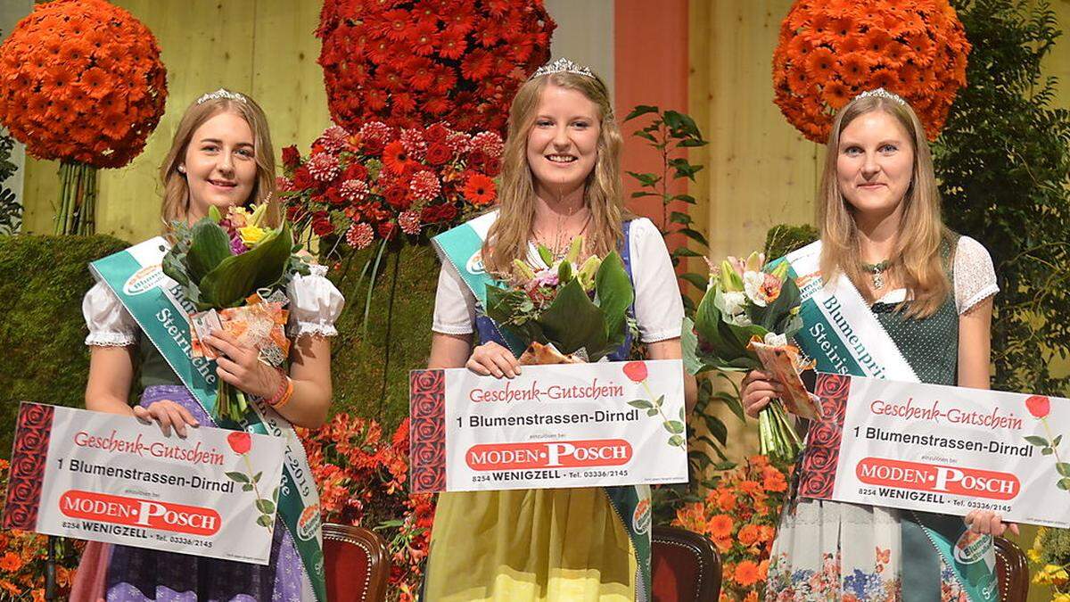 Blumenkönigin Helena Schneeberger (M.) mit ihren Prinzessinnen Michaela Gaugl (l.) und Kathrin Karelly