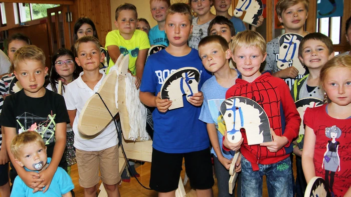 Im Zuge ihres Abschlussprojektes mit dem Schwerpunkt „Pferde“ besuchten die Kinder der Volksschule Gößnitz in Maria Lankowitz unter anderem das Bundesgestüt Piber sowie einen Bauernhof, auf dem sie viel Spannendes über die Welt der Pferde erfahren durften.