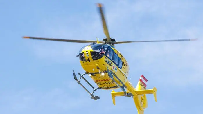 Gelber Hubschrauber am Himmel