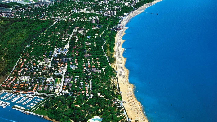 Lignano aus der Luft: Der kilometerlange Goldstrand in der Lagune macht auch von oben eine gute Figur. Der Ort besteht aus drei Teilen: Sabbiadoro (im Nordosten, namensgebend für den gesamten Ort), Pineta und Riviera (an der Mündung des Tagliamento).