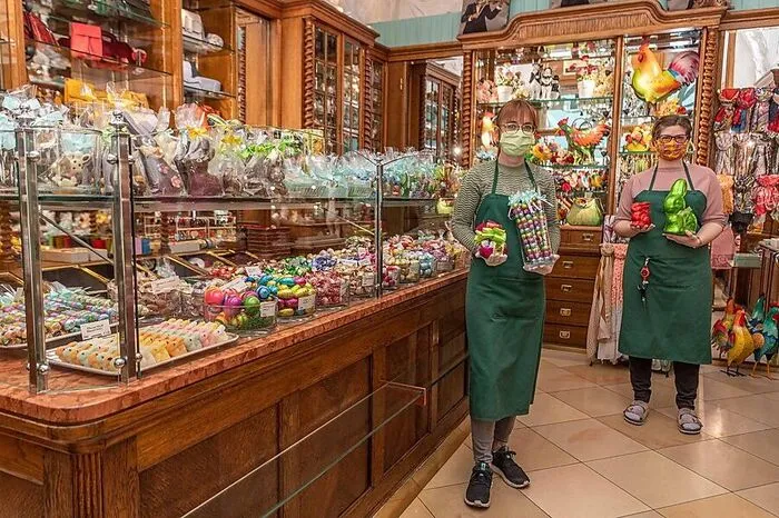 Das Traditionsgeschäft "Ferdinand Haller" in der Herrengasse setzt bei den Mitarbeitern auf Schutzmasken und im Geschäft überwiegend auf abgepackte Ware.