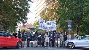 Eine Gruppe Aktivisten blockierte kurzfristig die Firmenzufahrt der Energie Steiermark