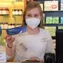 Vanessa Bedek von der Stadtapotheke mit einem der Testkits