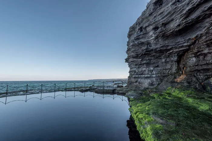 Manchmal, so sagen die Veteranen, seien Ocean Pools "wie Schwimmen in der Waschmaschine". Anderntags aber auch wie ein Bad in Champagner. Einer, der es wissen muss, ist Kenton Webb. Der 49-Jährige aus Sydney verfolgt ein ehrgeiziges Projekt: jeweils 1.000 Meter Schwimmen in 1.000 Pools. 521 hat er schon. "Was ich an Ocean Pools mag? Den Geschmack des Wassers: echtes Meer. Die Farben: Grün, Blau, Türkis. Reines Weiß, wenn eine Welle kommt. Und die Sauberkeit: Man kann den Sand am Boden sehen."