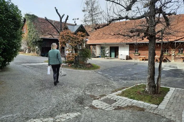 Auf diesem Hof in der steirischen Apfelstraße in Puch bei Weiz hat Rossbacher für ihr Buch recherchiert.