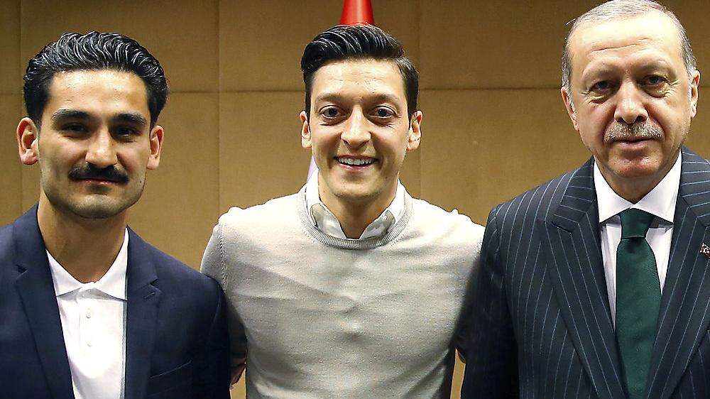 Ilkan Gündogan (links) und Mesut Özil (Mitte) mit dem türkischen Präsidenten Recep Tayyip Erdogan