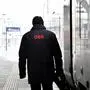ABD0065_20181126 - SALZBURG - ÖSTERREICH: Ein Mitarbeiter der ÖBB neben dem stehengebliebenen Zug am Montag, 26. November 2018, am Salzburger Hauptbahnhof. Nach dem es zu keiner Einigung über einen neuen Kollektivvertrag für die 40.000 Eisenbahner gekommen ist, findet heute von 12 Uhr bis 14 Uhr ein österreichweiter Warnstreik statt. - FOTO: APA/BARBARA GINDL