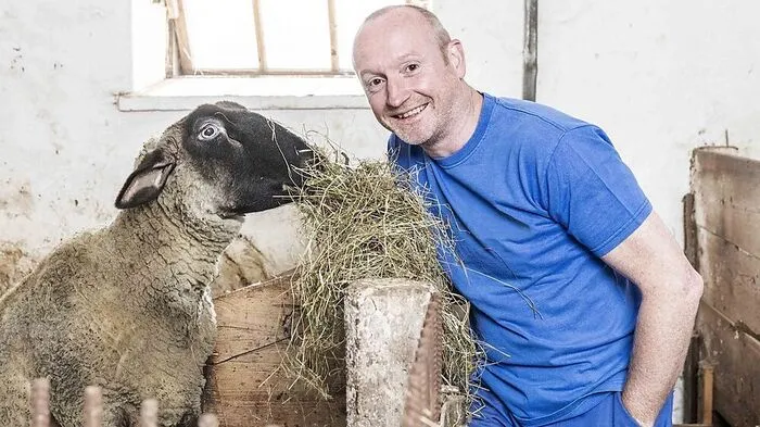 In der 18. ATV-Staffel von "Bauer sucht Frau" machte Walter Pletz aus Reichenfels als einziger Kärntner mit. Unter seinen vier Herzensdamen befand sich auch eine Trans-Frau. Am Ende blieb der Nebenerwerbslandwirt jedoch mit seinen Schafen allein.